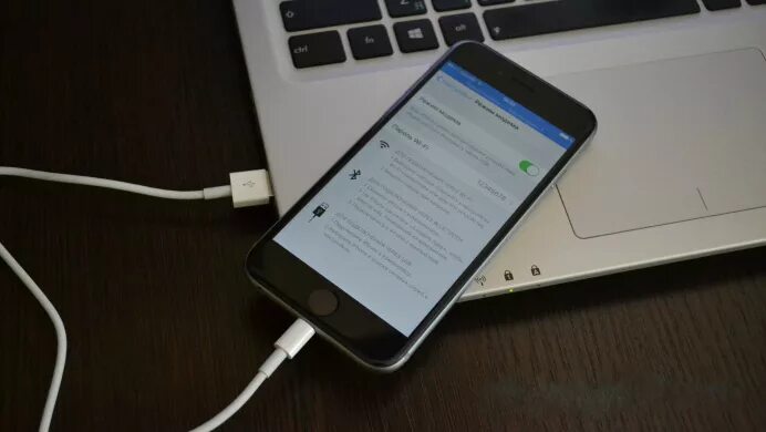 Подключение айфона к компьютеру Ответы Mail.ru: Хотелось бы, чтобы во время подключения к ноутбуку айфон не заря