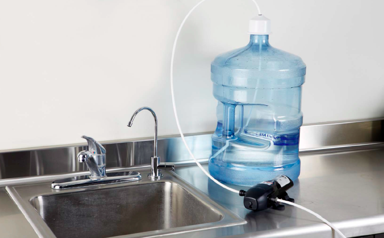 Подключение бутилированной воды к крану Компактная помпа-насос Flojet BevJet Compact BLC 220 вольт для бутилированной во