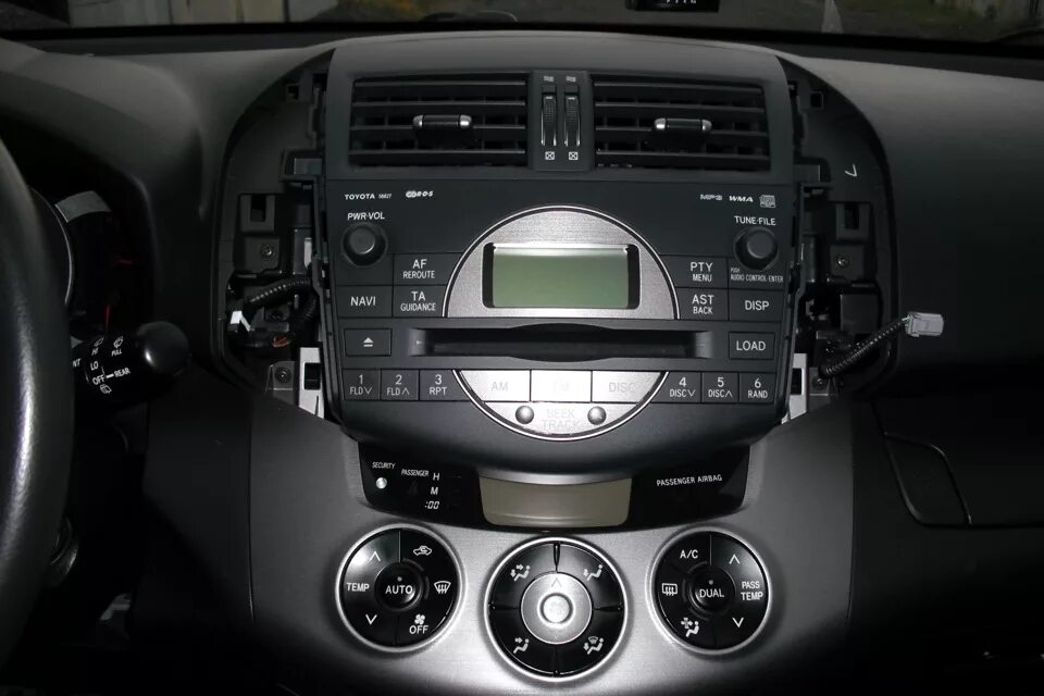 Подключение телефона к рав 4 USB/AUX в штатную магнитолу (дорестайл) - Toyota RAV4 (III), 2 л, 2006 года авто