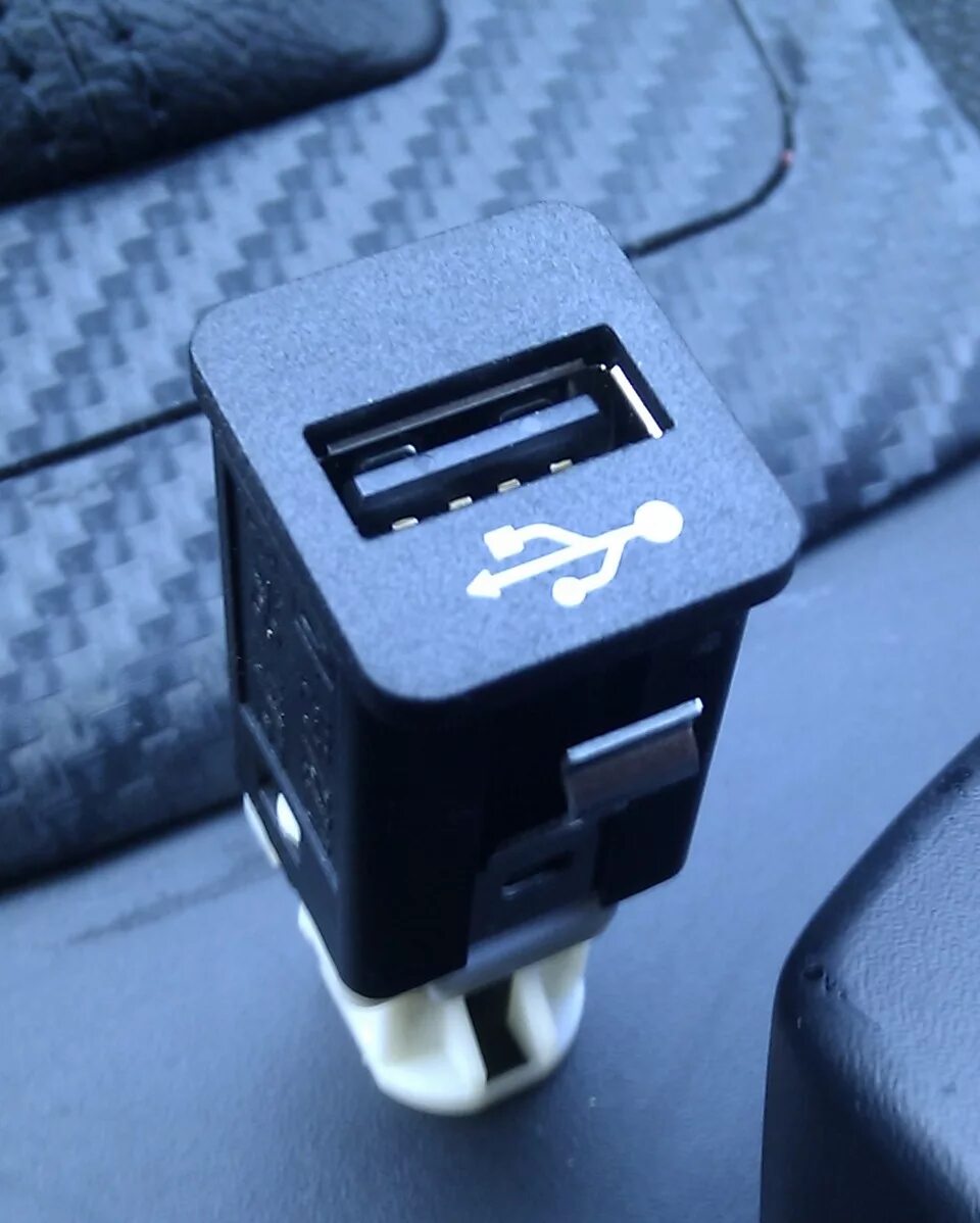 Подключение usb розетки в авто вывод USB порта(+ бонус: распиновка разъемов магнитол BMW) - BMW X3 (E83), 3 л, 