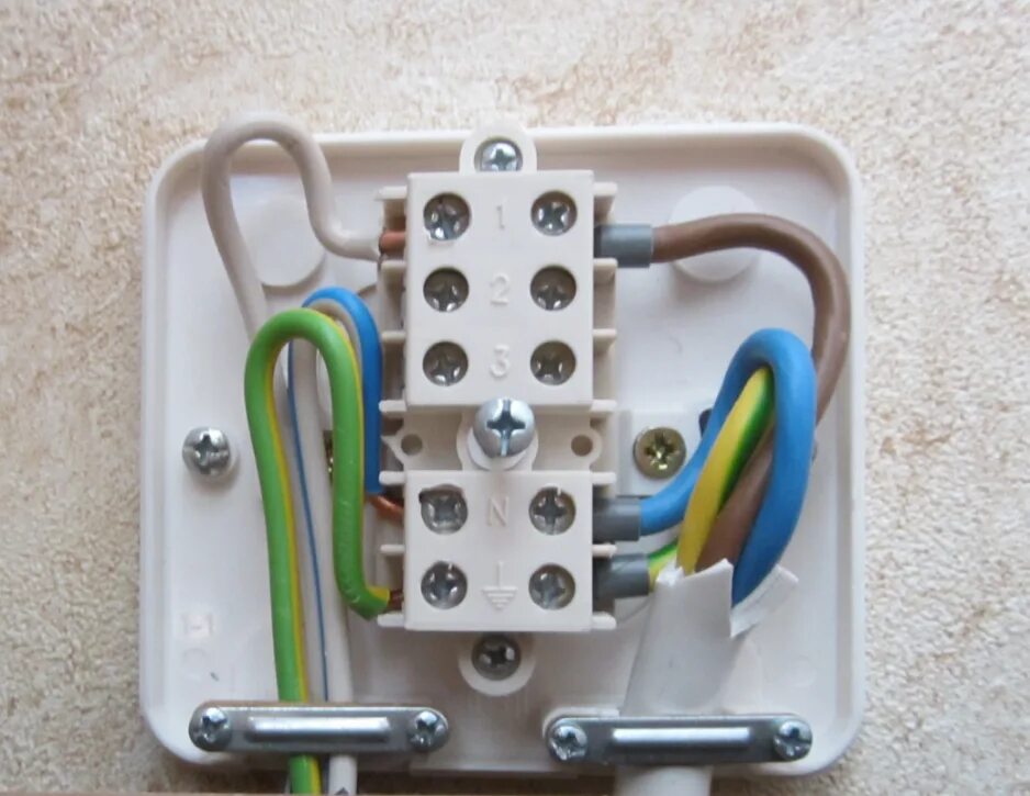 Подключение варочной панели через клеммник Какие способы соединения проводов в распределительной коробке существуют Энергоф