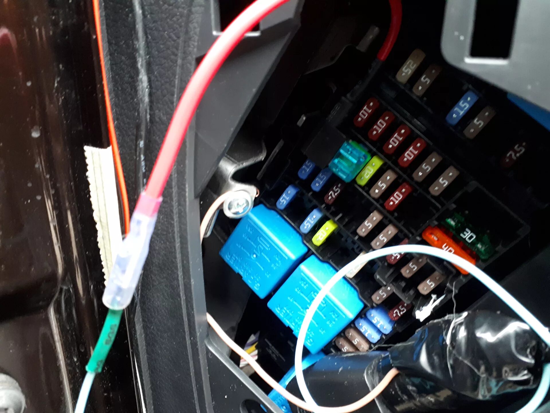 Подключение видеорегистратора к блоку предохранителей гранта Подключение регистратора к блоку предохранителей - Renault Duster (1G), 2 л, 201