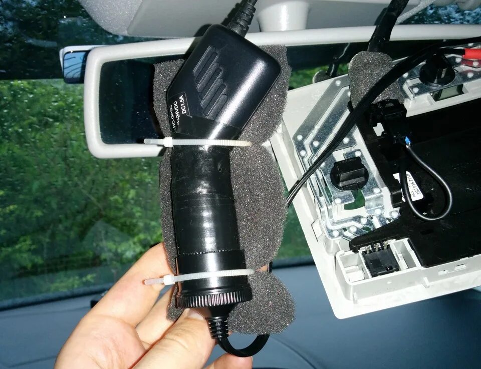 Подключение видеорегистратора в машине Подключаем видеорегистратор к потолочному плафону. - SEAT Altea Freetrack, 2 л, 