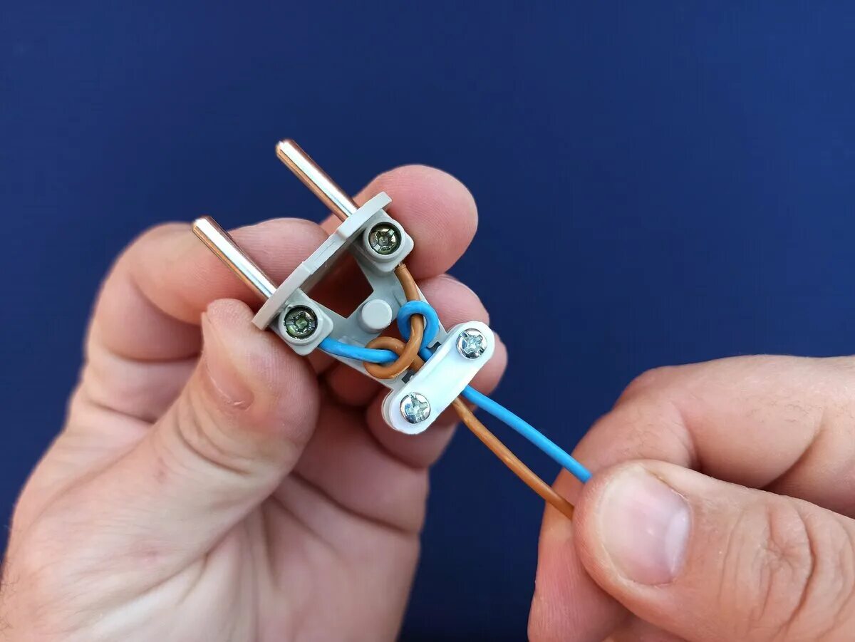 Подключение вилки без заземления Как подключить провод к вилке, чтобы он крепко держался и не болтался Сделай Сам