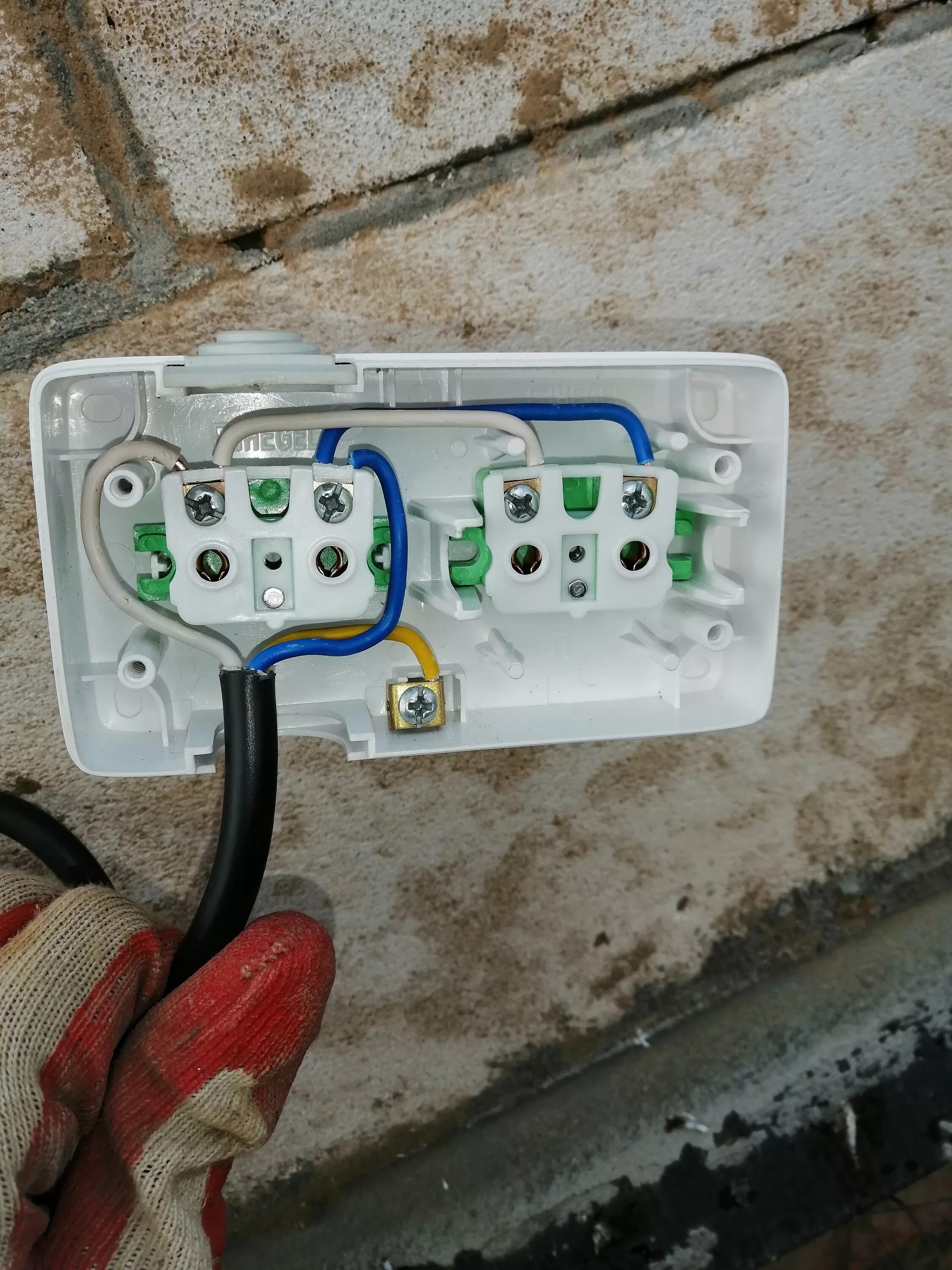 Подключение внешней двойной розетки Ответы Mail.ru: Как заземлить розетку?