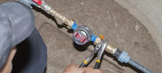 Подключение водяного счетчика к пластиковым трубам Connecting A Water Meter To Your House DoItYourself.com