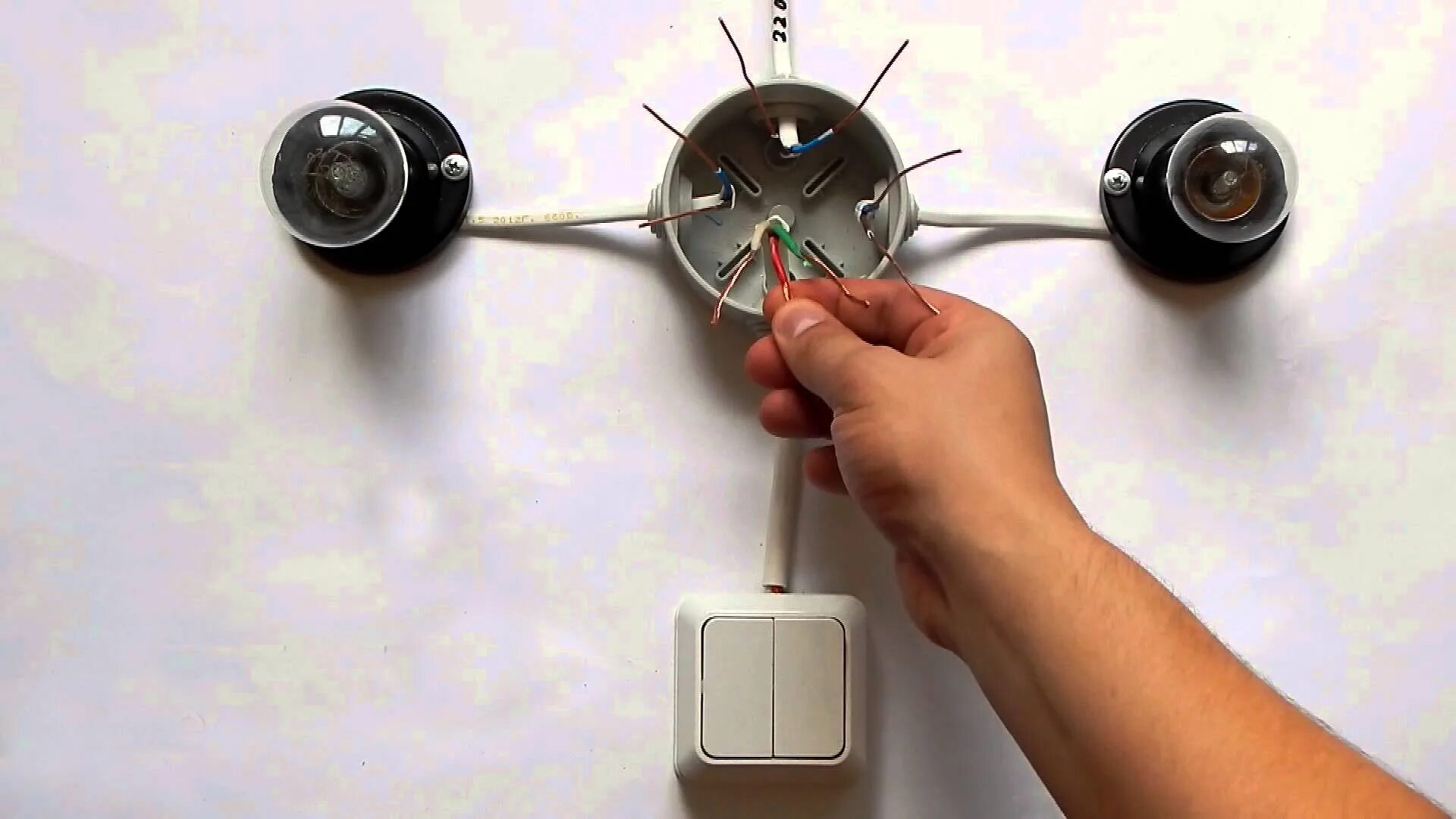Подключение выключателя на провод светильника Подключение люстры к двойному выключателю: схемы и полная пошаговая инструкция.