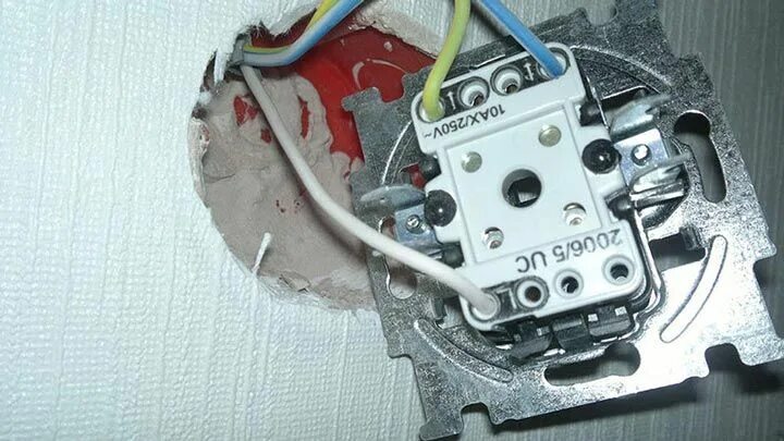 Подключение выключателя с землей Как подключить двойной выключатель на две лампочки - инструкция со схемой Выключ