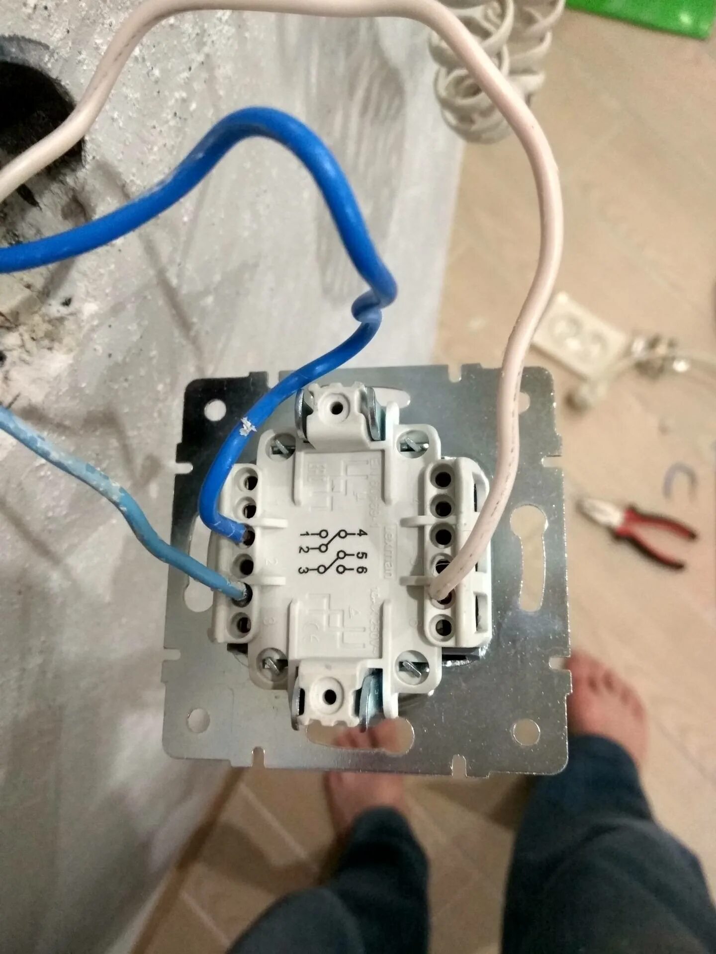 Подключение выключателя с землей Как подключить двойной выключатель шнайдер фото - DelaDom.ru