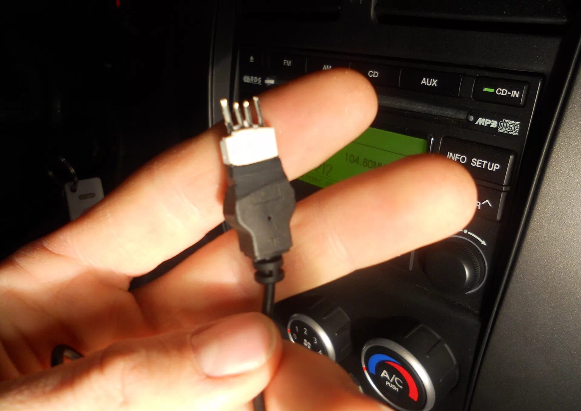 Подключение юсб к штатной магнитоле USB В штатную магнитолу - Hyundai Tucson (JM), 2 л, 2011 года автозвук DRIVE2