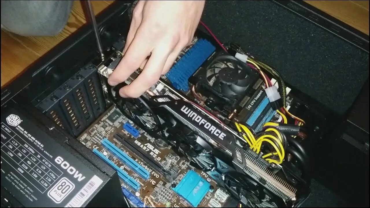 Подключении видеокарты включается компьютер How to install Gigabyte GTX 970 G1 on motherboard Installation - YouTube