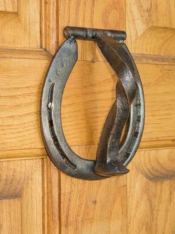 Подкова на двери фото Horseshoe Door Knocker half-twist Railroad Spike Etsy Scrap metal art, Metal art