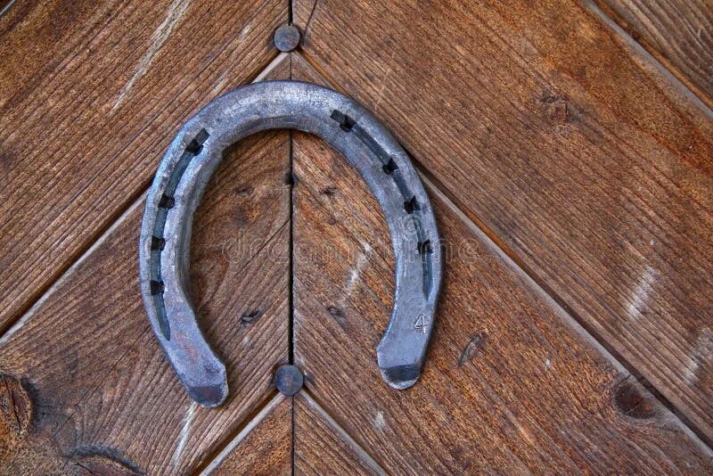 Подкова на двери фото Lucky Old Horseshoe on Barn Stock Image - Image of barn, decoration: 66865343