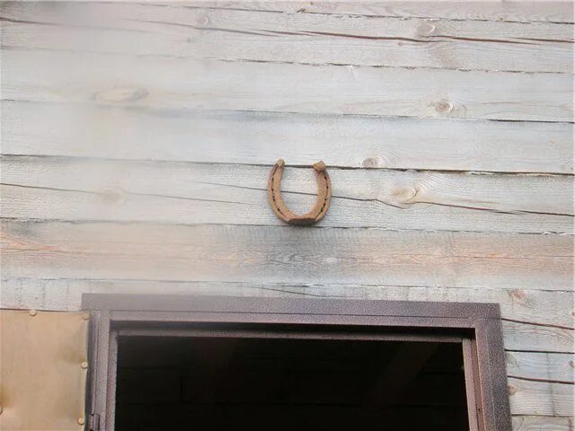 Подкова над дверью фото Horseshoe over the front door of a wooden house