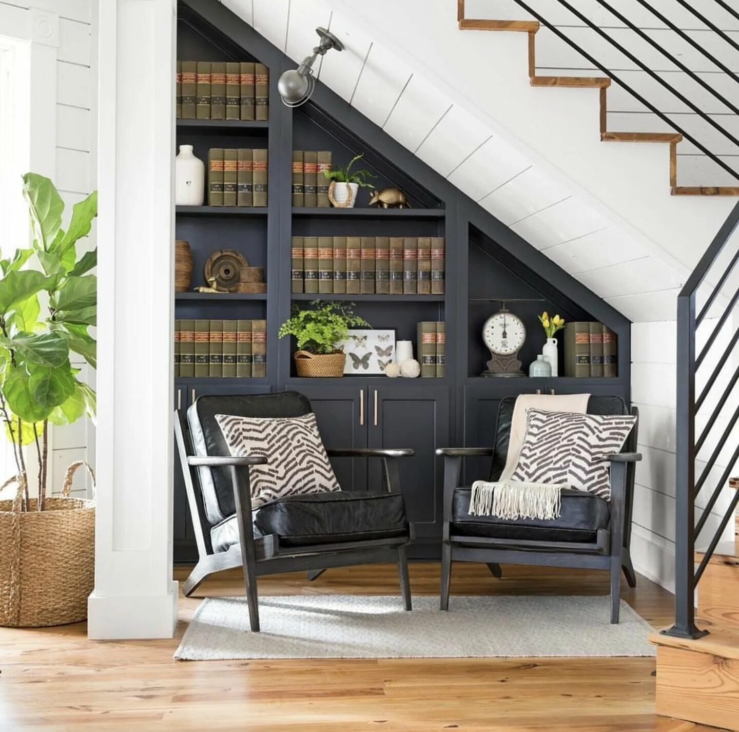 Подлестничное пространство в частном доме фото Pin by Michelle Boell on basements Stairs design, Farmhouse decor living room, H