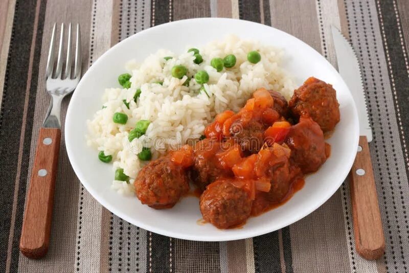 Подлив к рису фото Meatballs with Sauce and Rice Stock Photo - Image of knife, dinner: 19015258