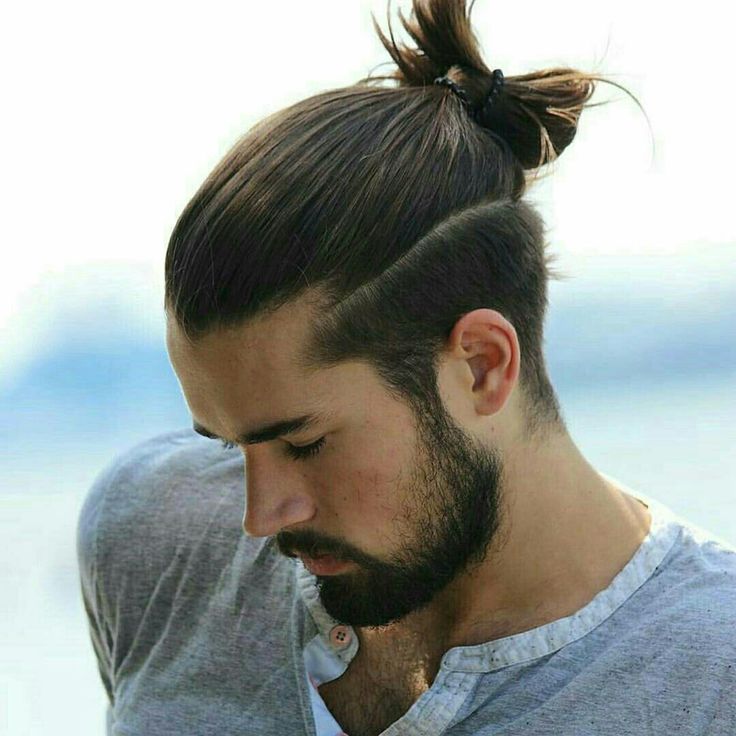 Поднятая прическа мужская Pin em Men with Beard, Bun, and Tattoo ❤ ❤ ❤ Cabelo masculino, Penteados masculi