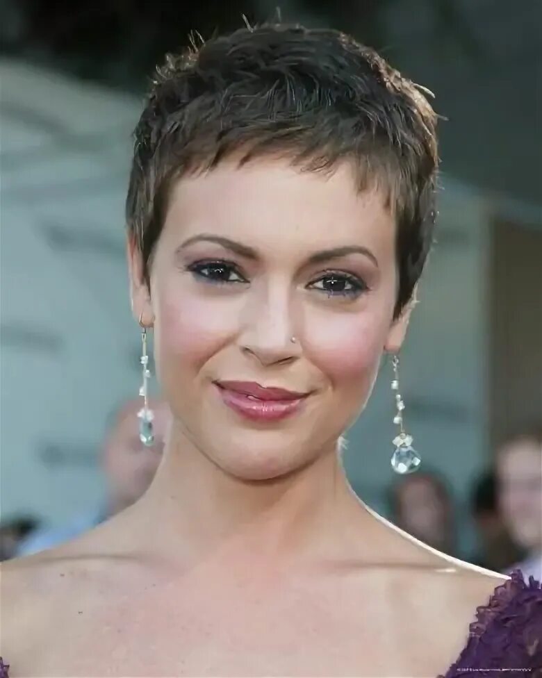 Поднятые короткие прически Alyssa Milano' Photo AllPosters.com Короткие прически для женщин, Очень короткие