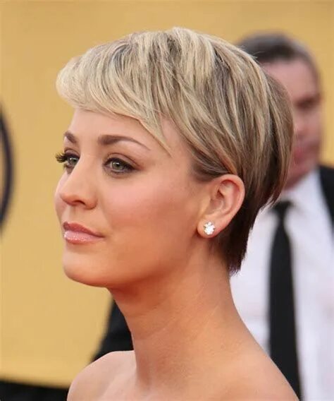 Поднятые короткие прически Kaley Cuoco Short Haircuts: Trendy Styles for Round Face Shape