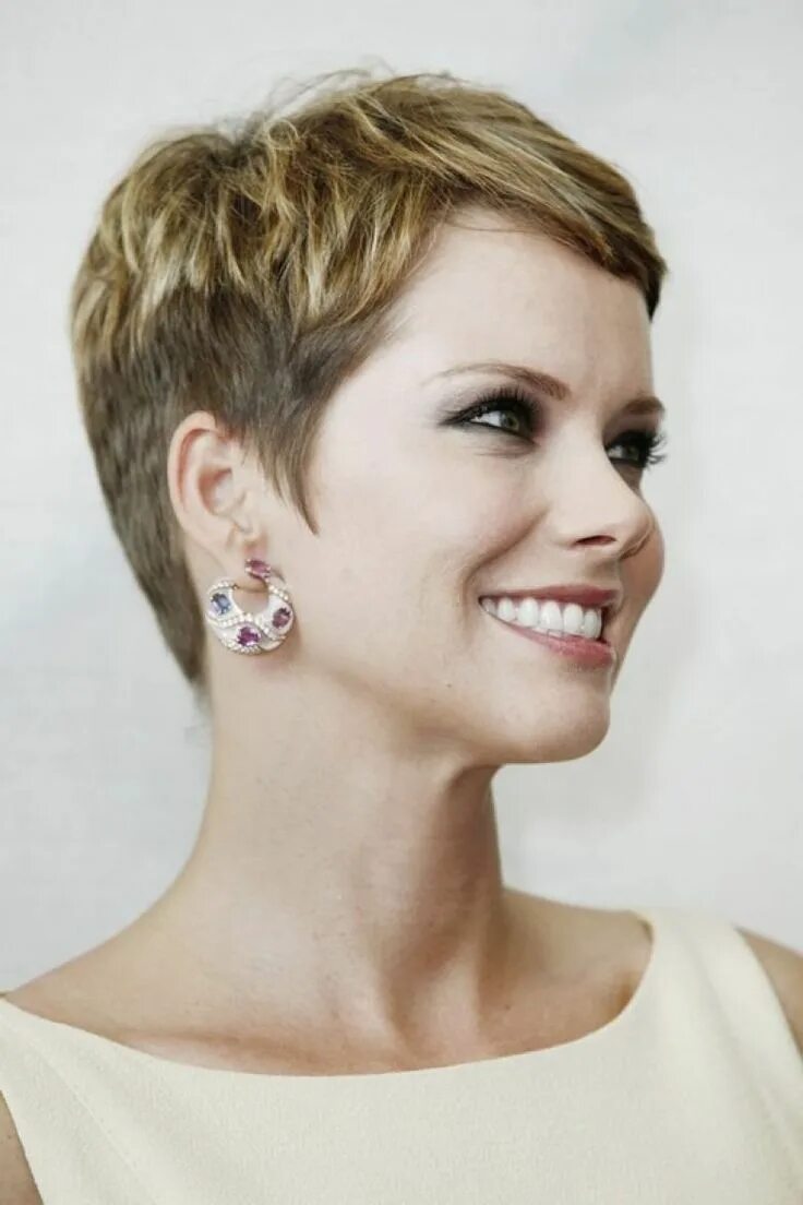 Поднятые короткие прически Coiffures pour femmes 40 ans : Meilleurs 100 coiffures élégantes Short hairstyle