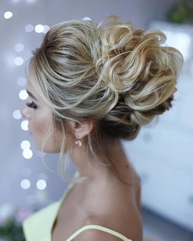 Поднятые прически на средние волосы Pin on Ding Dong! Messy wedding hair, Wedding hairstyles updo, Medium hair style