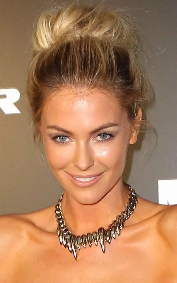 Поднятые волосы прически женские Jennifer Hawkins messy bun Jennifer hawkins, Beauty, Long hair styles