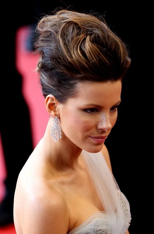 Поднятые волосы прически женские Kate Beckinsale Beehive hairstyles, French twist hair, Retro hairstyles