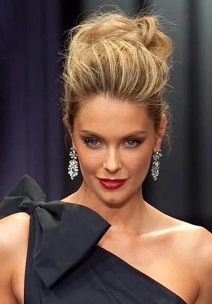 Поднятые волосы прически женские Jennifer Hawkins Messy Updo - Jennifer Hawkins Hair - StyleBistro Wedding hair a