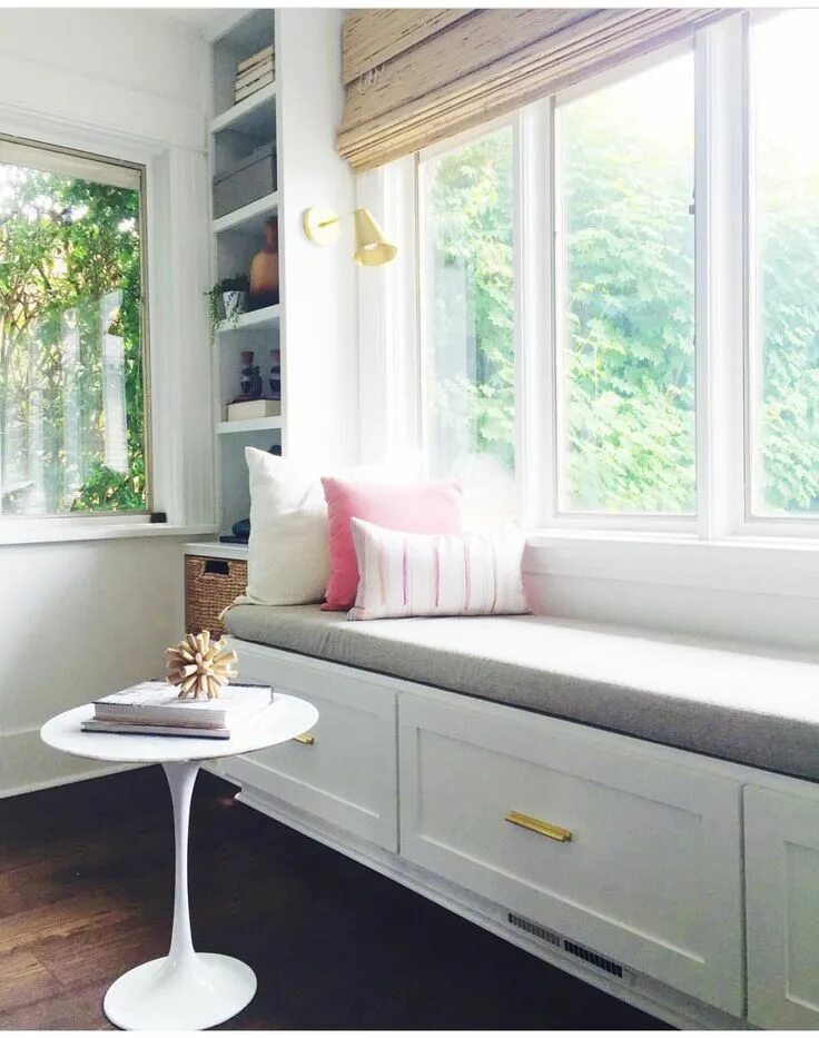 Подоконник в гостиной фото Pin on Built-ins Home decor, Cozy window seat, Bedroom window seat