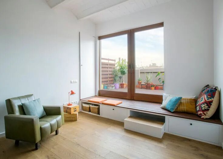 Подоконник в гостиной фото Barcelona apartment renovation by Nook with tiles and window seat Modern bedroom