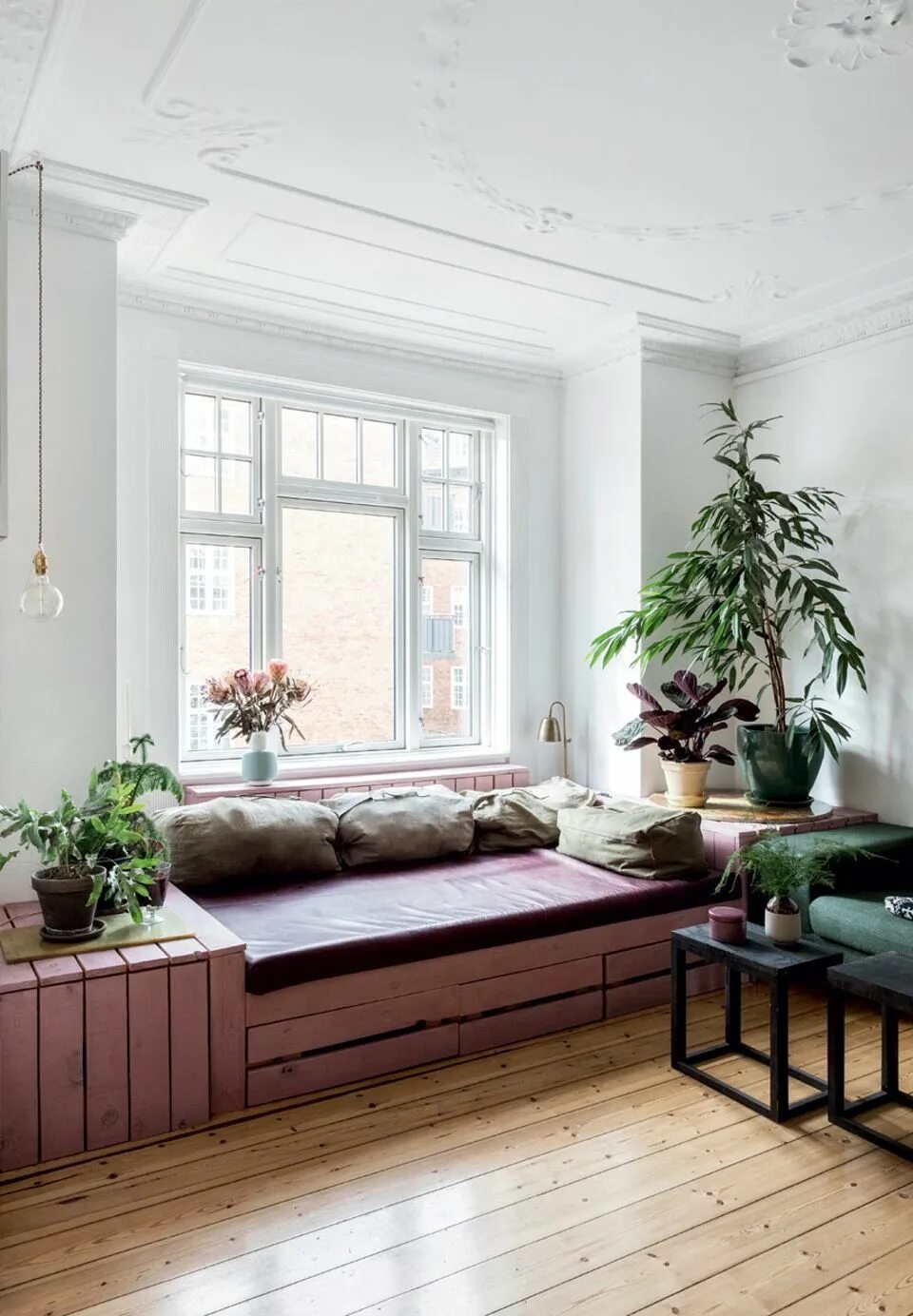 Подоконник в гостиной фото Multifunktionelt familiehjem på Østerbro Window seat design, Home decor bedroom,
