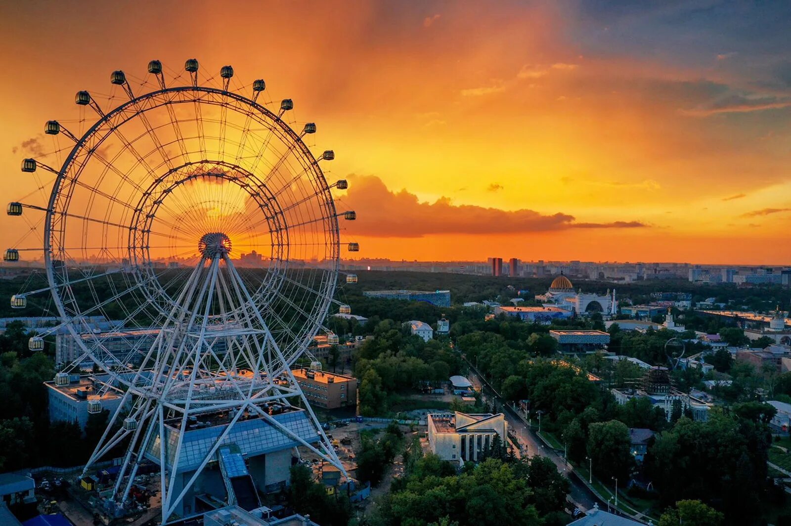 Подпись фото на колесе обозрения Колесо обозрения "Солнце Москвы" делает полный оборот за 18 минут 40 секунд - Ко