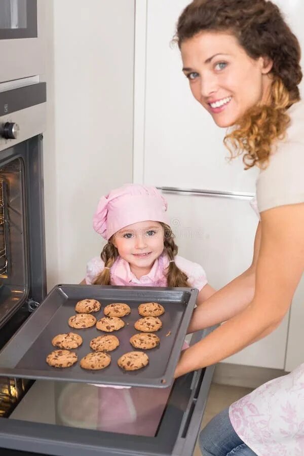 Подпись фото осень настроение печь печенье Mother Taking Cookies Out of the Oven with Daughter Stock Photo - Image of woman