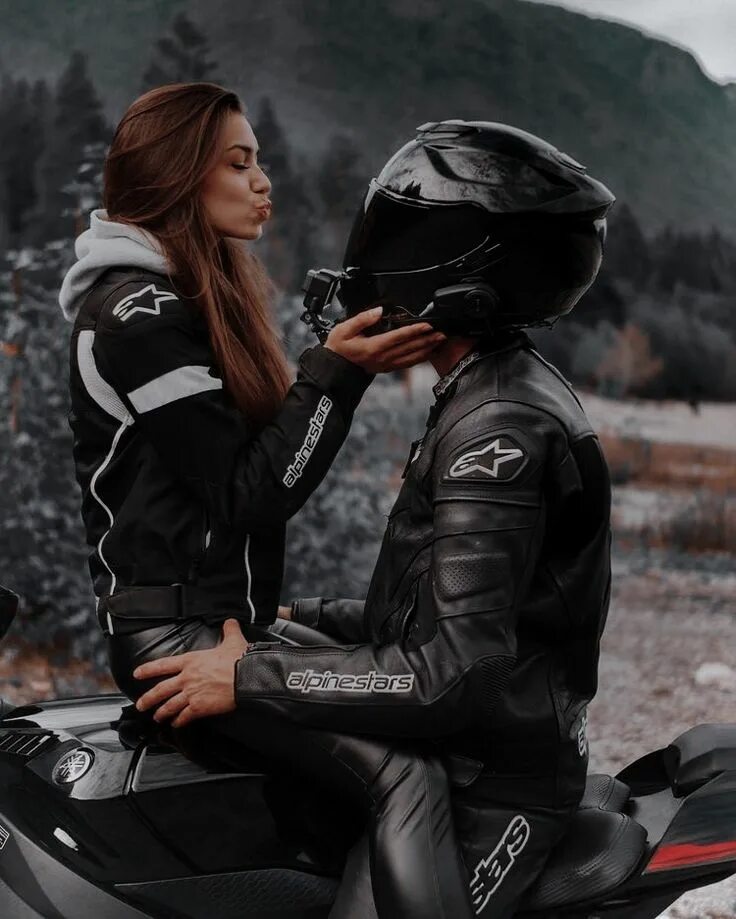 Подпись фото с мотоциклом Pin by Gitzy Rivera on Themes Motorcycle girl, Motorcycle couple, Bike couple