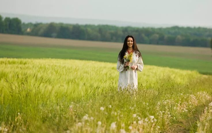 Подпись к фото в поле девушка в рубашке в поле Wedding dress, Women, Wedding