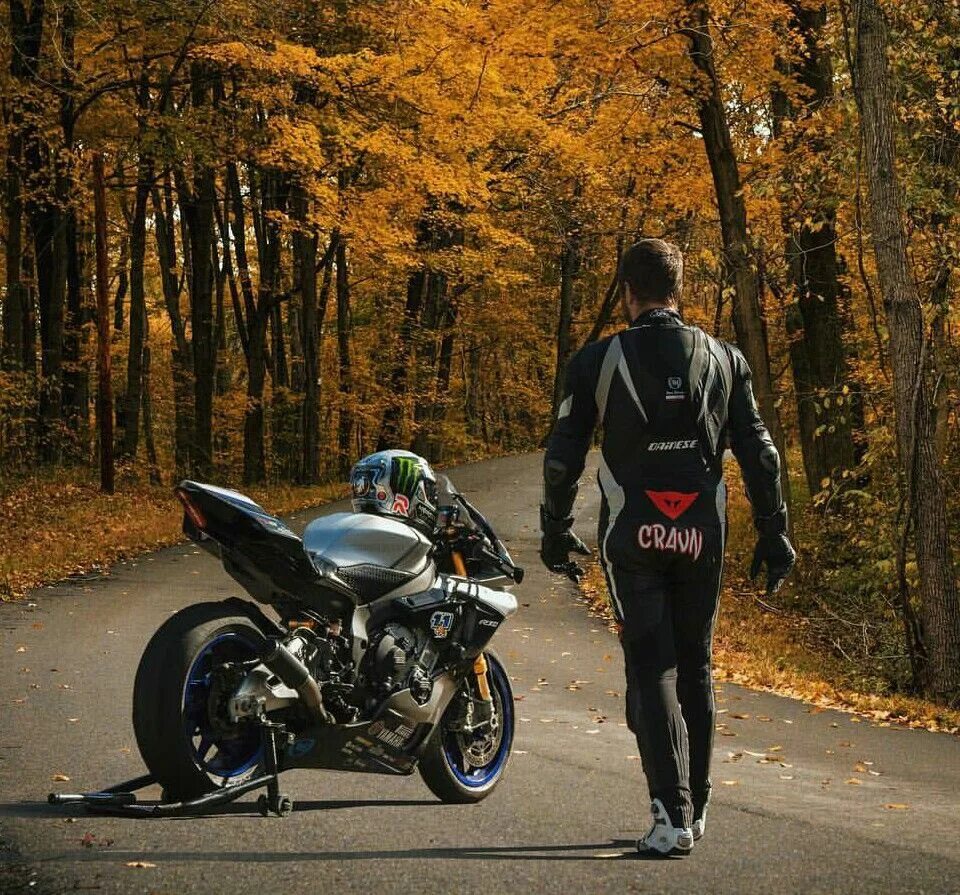 Подпись под фото с мотоциклом Yamaha R1M Super bikes, Motorcycle suit, Yamaha r1