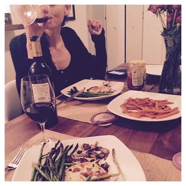 Подпись под фото в ресторане Phoebe Tonkin on Instagram: "Boyf made dinner @paulvedere" Phoebe tonkin, Phoebe