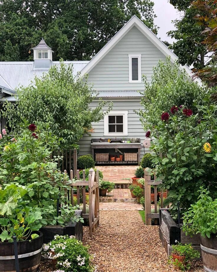 Подписать фото дача Jenny Rose-Innes on Instagram: "Looking back at the house from the kitchen garde