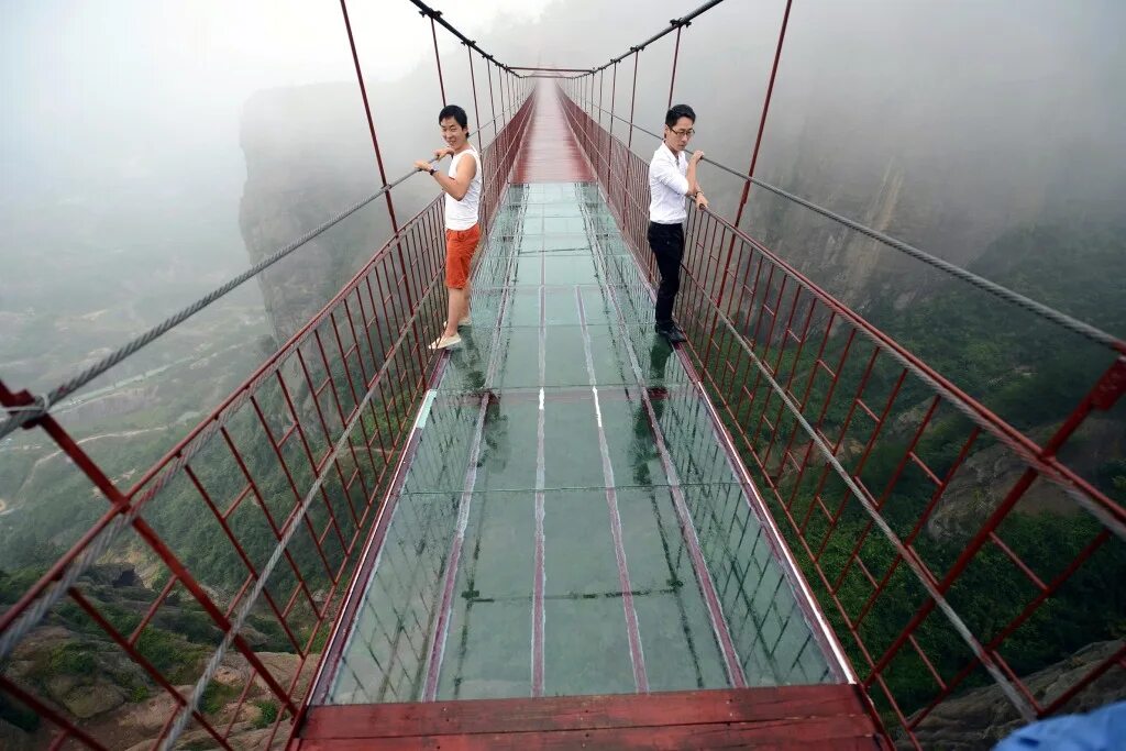 Подписать фото на стеклянном мосту в китае Tourists Tiptoe Across Transparent Bridge in China