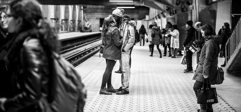 Подписать фото на вокзале Photographer Captures Couples Kissing In Public