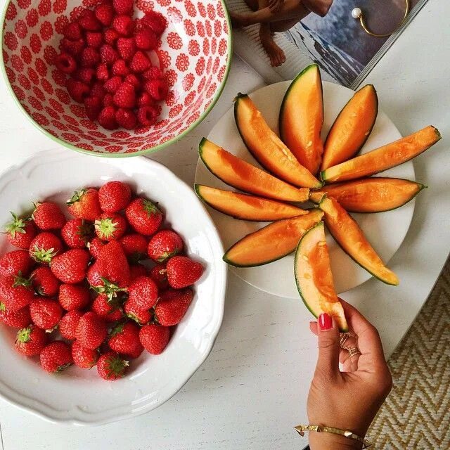 Подписать фото с фруктами Mimi Ikonn on Instagram: "Fruit party at the office while we are editing, resear