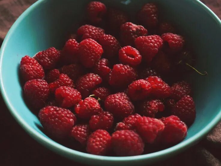 Подписать фото с малиной #berries #berry #bowl #delicious #food #freshness #fruit #raspberries #raspberry