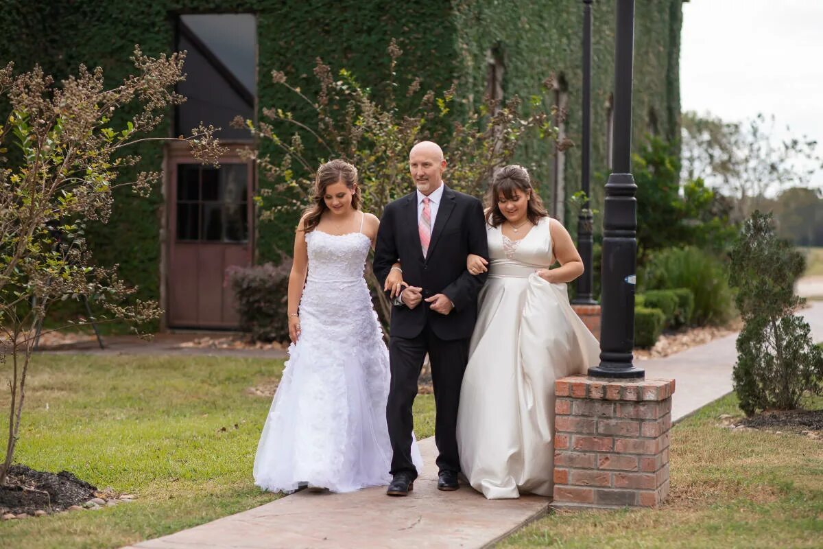 Подписать фото со свадьбы дочери teen daughters stage wedding dances with terminally ill father