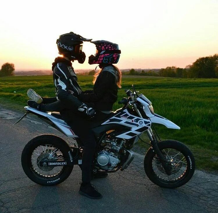 Подписать фото в инстаграм с мотоциклом Pin de rm en MotoCouples Pareja de motociclistas, Motos parejas, Motos tumblr