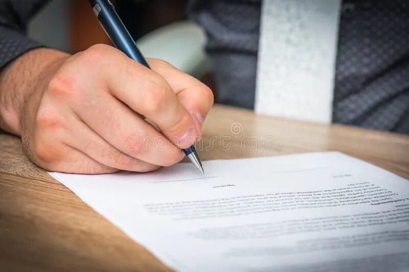 Подписывает бумаги фото Businessman is Signing a Contract To Conclude a Deal Stock Photo - Image of appl