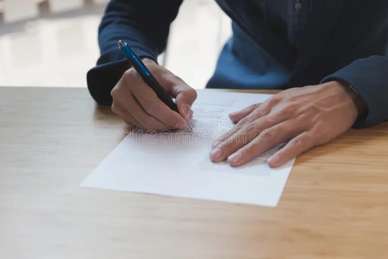 Подписывает бумаги фото Businessman Signing Contract Document Making a Deal at Office, B Stock Photo - I