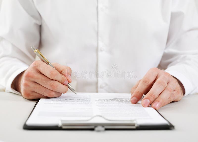 Подписывает бумаги фото Signing the papers stock image. Image of desk, filling - 107690487