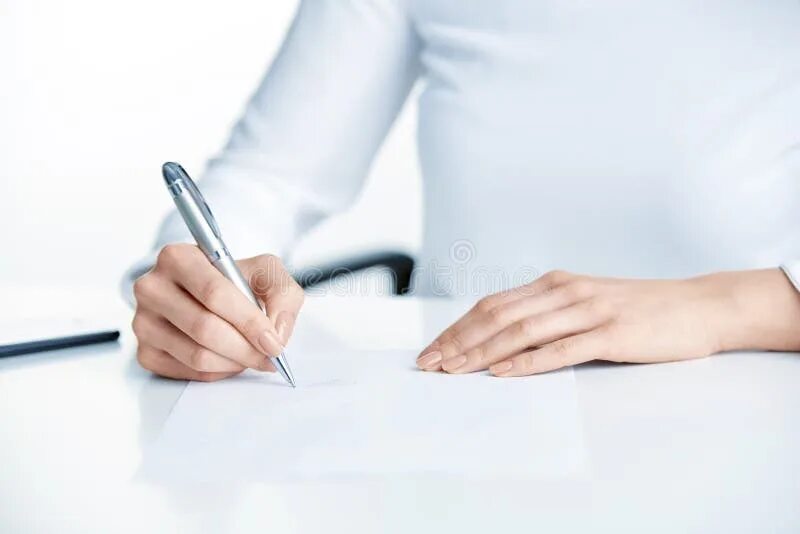 Подписывает бумаги фото Businesswoman Writing Something on the Paper Stock Photo - Image of occupation, 