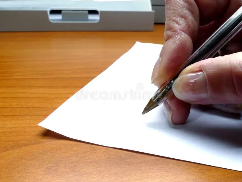 Подписывает бумаги фото Woman Hands Signing a Paper Stock Image - Image of signature, caucasian: 7155681