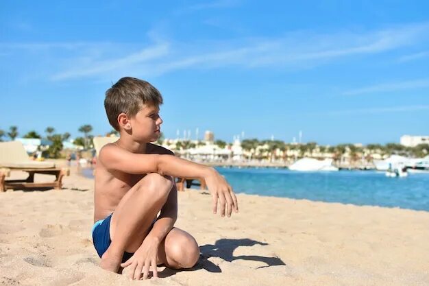 Подростки мальчики фото пляж Premium Photo Teen lies in the sand on the sea beach, angel